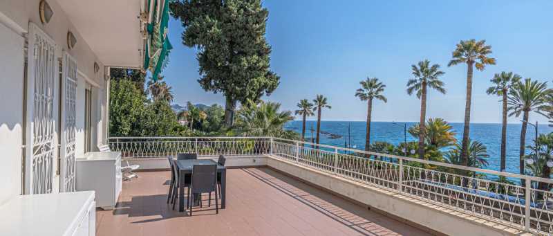 Eine Luxuswohnung in Sanremo wird zur Miete angeboten.