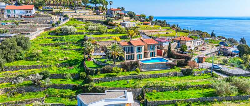 Zum Verkauf steht ein Haus am Meer in Bordighera.
