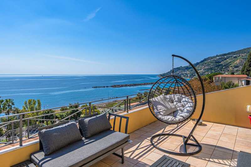 Wunderschöne Villa am Meer in Ospedaletti zu verkaufen