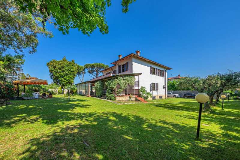 Premium-Villa auf dem Markt in Marina di Carrara