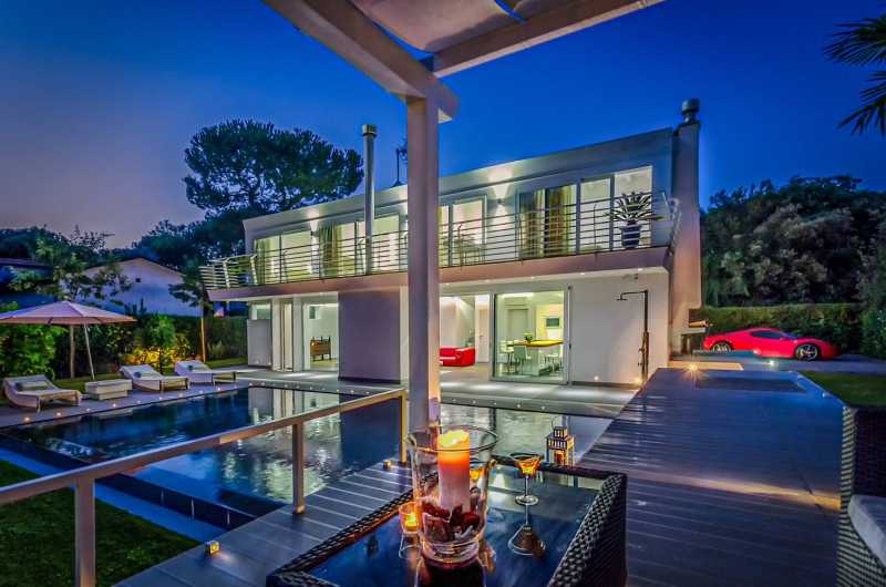 Zum Verkauf neue Villa an der Küste in der Nähe von Forte dei Marmi