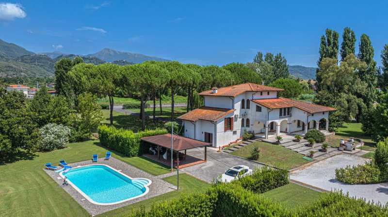 Villa mit Pool in Pietrasanta zu verkaufen