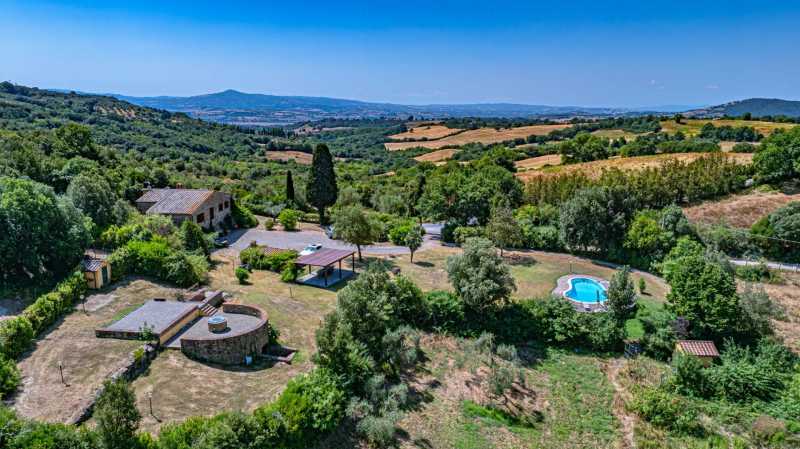 Villa mit Pool und See in der Toskana zu verkaufen