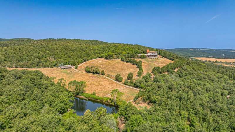 Zu verkaufen: Schloss mit Reitanlage und Anwesen in der Toskana