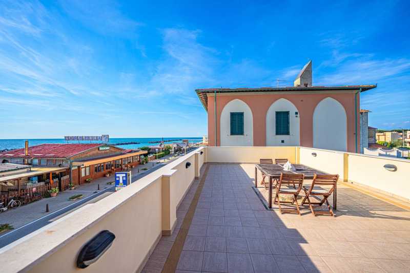Historische Villa in erster Meereslinie in Marina di Pisa zu verkaufen