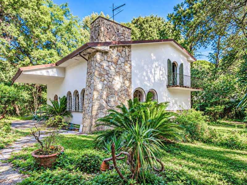 Wunderschöne Villa zum Verkauf in Poveromo, nur wenige Schritte vom Meer entfernt.