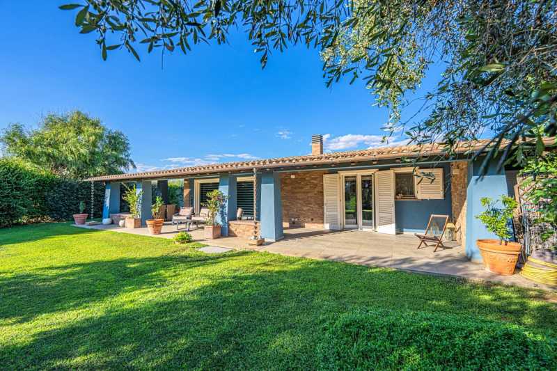 Grundstück einer Villa mit Pool am Meer in Pescia Romana zu verkaufen