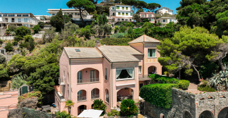 Villa in erster Strandlinie in Ligurien zum Verkauf.