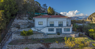 Die Villa am Meer in Ventimiglia steht zum Verkauf.