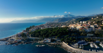 Ein zweistöckiges Haus mit Garten in Bordighera.