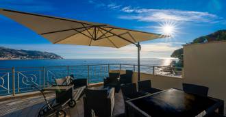 Zum Verkauf steht eine Wohnung mit Blick auf den Strand in Bordighera.