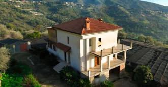 Das Haus steht zum Verkauf in Vallebona.