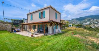 Neues Haus in Sanremo mit Panoramablick auf das Meer.