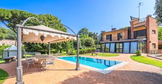 Villa mit Pool in einem eleganten Viertel von Rom