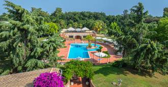 Luxusvilla mit Pool und Park in Latina