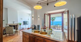 Historische exklusive Villa am Meer in Santa Marinella, Rom.