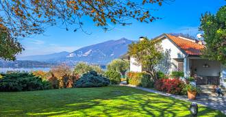 Premium-Villa am Seeufer in Galbiate, Lecco