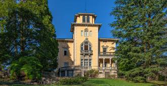 Die Villa von Karolina in der Nähe der Schweiz ist luxuriös.