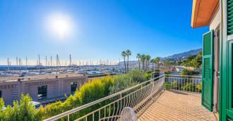 Eine elegante Villa am Meer in Sanremo wird zum Verkauf angeboten.