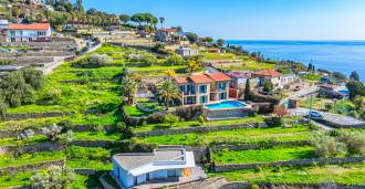 Zum Verkauf steht ein Haus am Meer in Bordighera.
