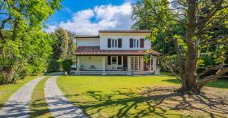 Villa am Meer in Massa zu verkaufen