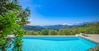 Zum Verkauf steht eine wunderschöne Villa in Dolceacqua.