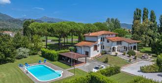 Villa mit Pool in Pietrasanta zu verkaufen