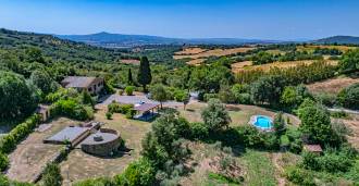 Villa mit Pool und See in der Toskana zu verkaufen