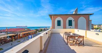 Historische Villa in erster Meereslinie in Marina di Pisa zu verkaufen