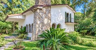 Wunderschöne Villa zum Verkauf in Poveromo, nur wenige Schritte vom Meer entfernt.