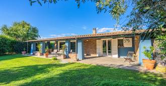 Grundstück einer Villa mit Pool am Meer in Pescia Romana zu verkaufen