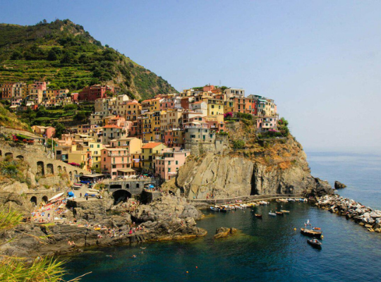 Die meisten Städte an der ligurischen Küste Italiens sind ruhig, ruhig und ein wenig verschlafen